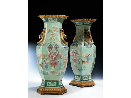 Ein paar große Baluster-Vasen aus Chinesischem Famille Rose Porzellan mit Ormolu-Fassung auf Seladongrund